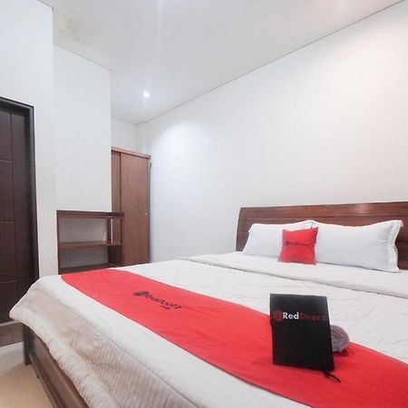 Reddoorz Plus Near Green Pramuka Square Mall Giacarta Esterno foto