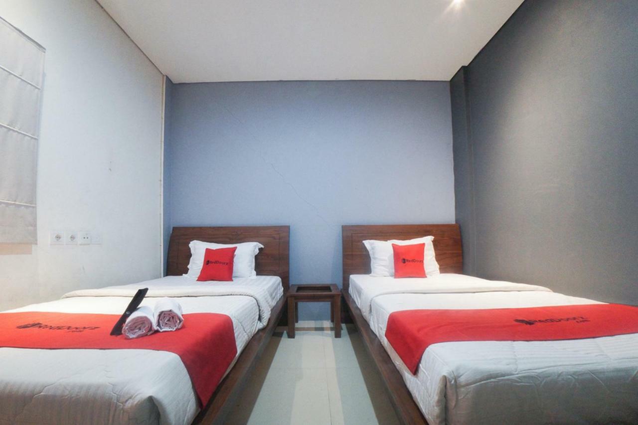 Reddoorz Plus Near Green Pramuka Square Mall Giacarta Esterno foto