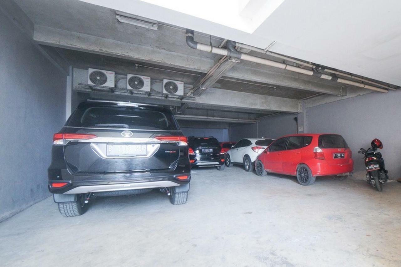 Reddoorz Plus Near Green Pramuka Square Mall Giacarta Esterno foto