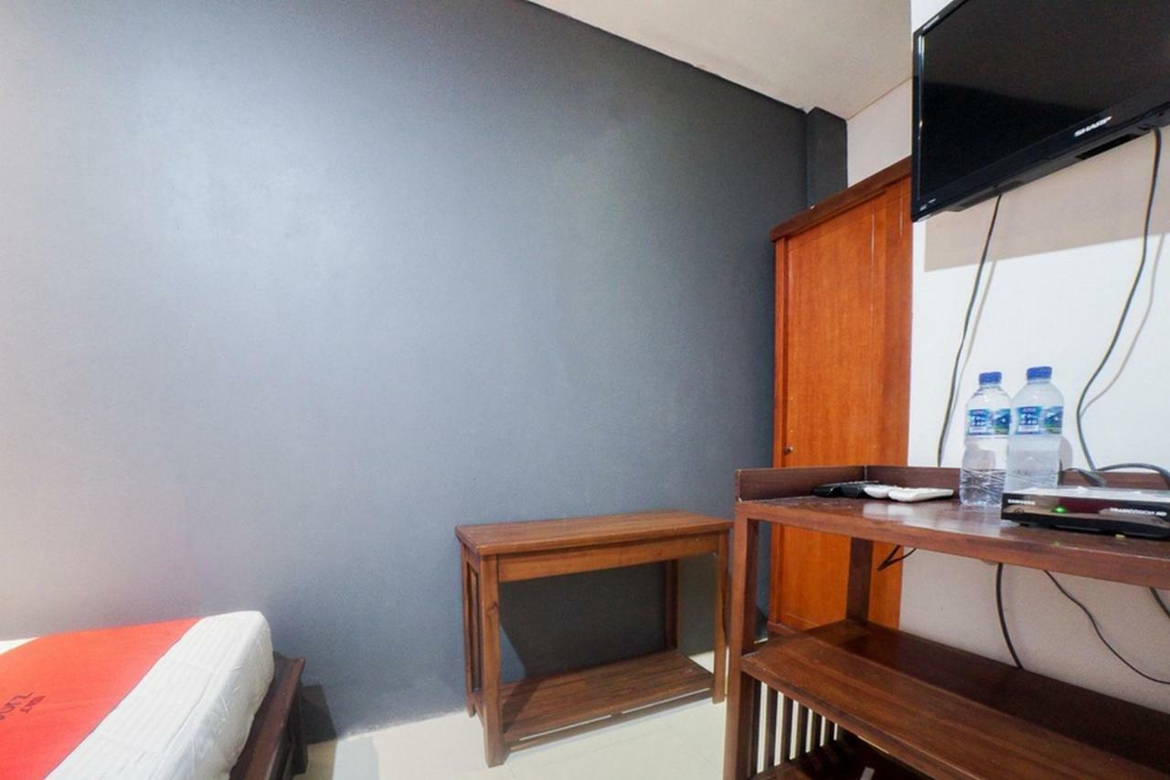 Reddoorz Plus Near Green Pramuka Square Mall Giacarta Esterno foto